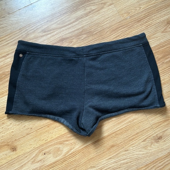 Fabletics Booty Shorts - size M/L - Picture 2 of 10